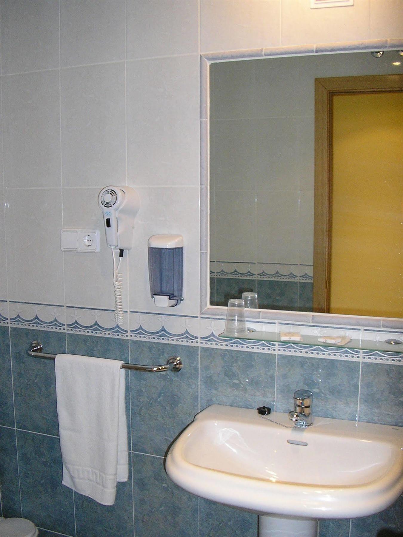 Hotel San Juan Revilla De Camargo Esterno foto